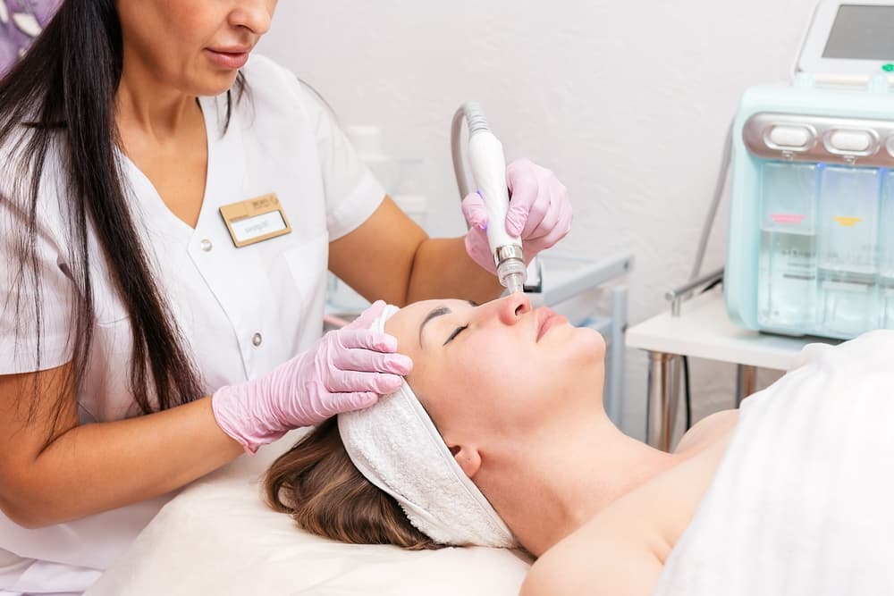 A client receiving the HydrO2 Brightening Plus facial at The Zen Den, a results-focused treatment combining hydration, deep cleansing, and skin rejuvenation.